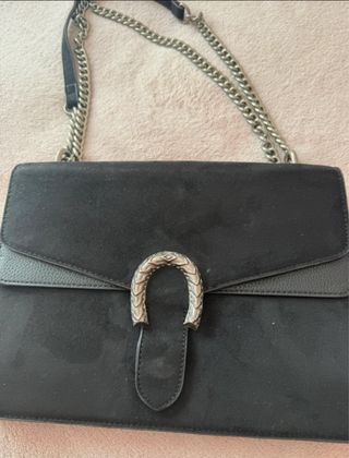 Bolso de mano negro con cadena