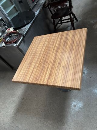 Mesa cuadrada de werzalit