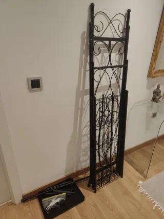 Burro de hierro negro, como nuevo, está desmontado