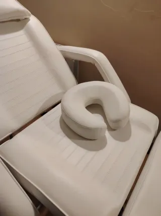 Camilla de estética blanca