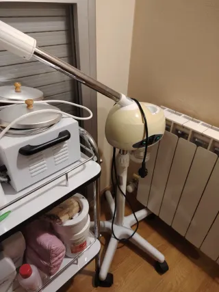 Camilla de estética blanca