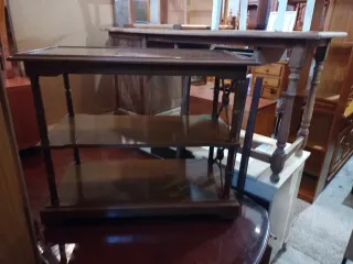 Mesa auxiliar de madera oscura