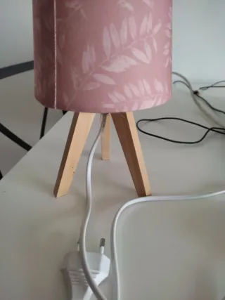 Lámpara de mesa rosa con hojas pequeña