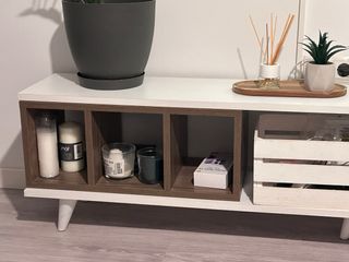 Mueble TV blanco y madera