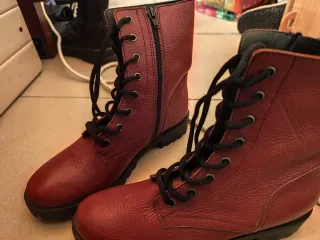 Botines polipiel rojos y negros