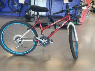 Bicicleta roja SHIMANO OTEC