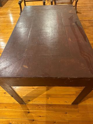 Mesa de escritorio forrada en cuero