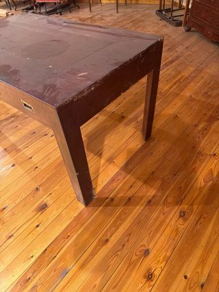 Mesa de escritorio forrada en cuero