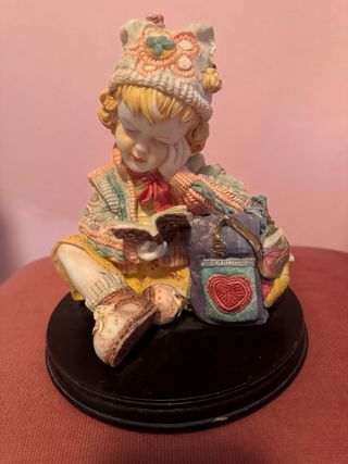 Set 4 statuette bambini che leggono