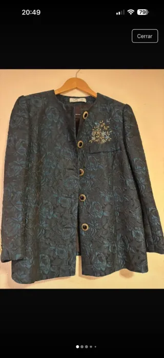 Elegante traje de chaqueta azul y verde