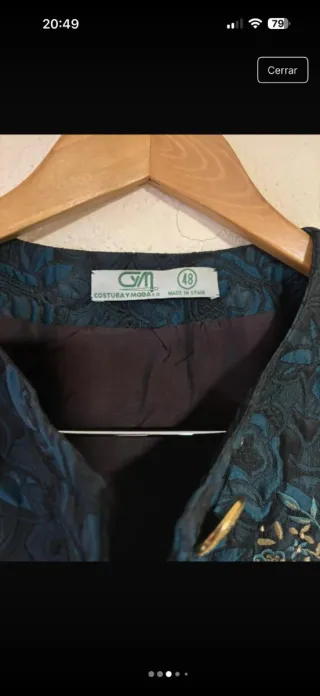 Elegante traje de chaqueta azul y verde