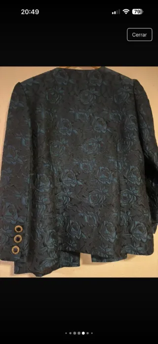 Elegante traje de chaqueta azul y verde