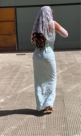 Vestido turquesa con pedrería, se quita el velo.