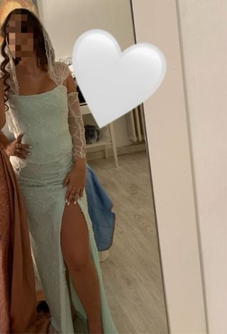 Vestido turquesa con pedrería, se quita el velo.