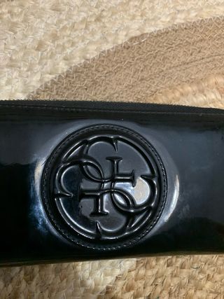 Cartera Guess charol negra