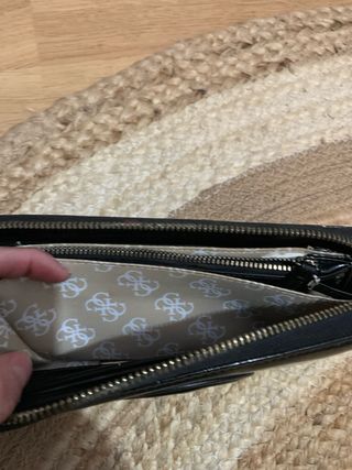 Cartera Guess charol negra