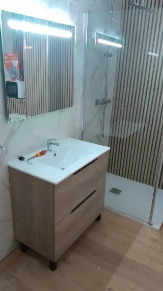 Barbacoa de obra con tejas y accesorios