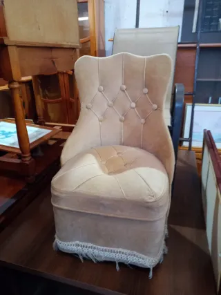 Sillón tapizado beige con detalles