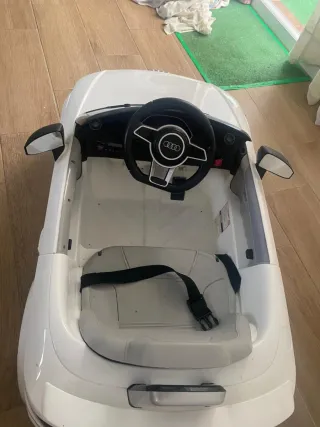 Coche Audi TT RS con mando Bluetooth