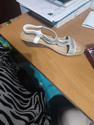 Sandalias de fiesta plateadas y blancas