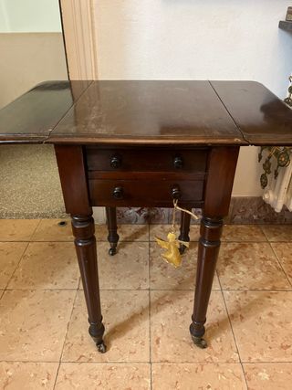 Tavolo in legno con cassetti e ruote