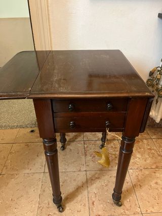 Tavolo in legno con cassetti e ruote