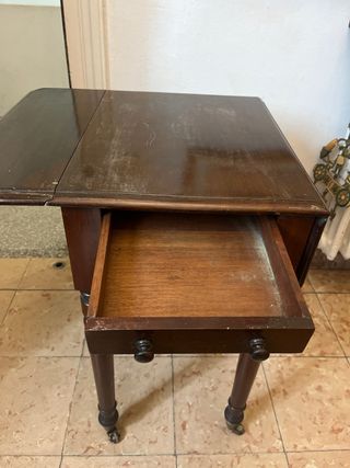 Tavolo in legno con cassetti e ruote