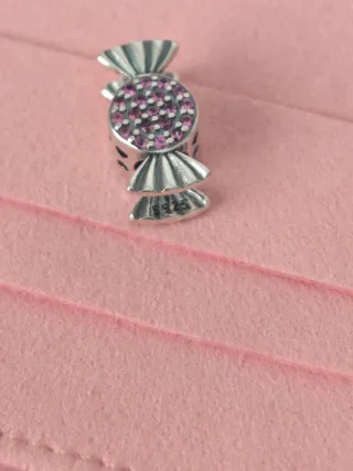 Charm Caramelo Rosa y Plateado