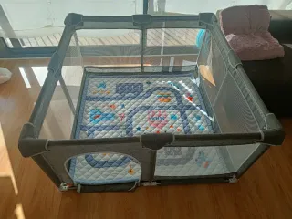 Parque infantil con alfombra de juegos