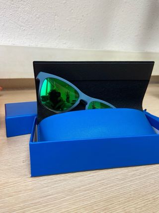 Gafas de sol flexibles azules y verdes