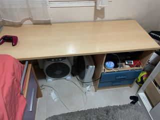 Mesa de madera y plástico