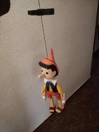 Juguete antiguo Muñeco de madera antiguo tipo Pino