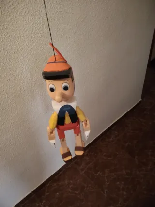 Juguete antiguo Muñeco de madera antiguo tipo Pino