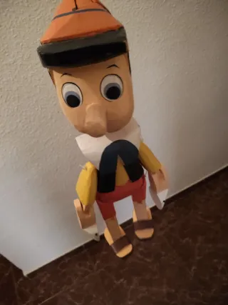 Juguete antiguo Muñeco de madera antiguo tipo Pino