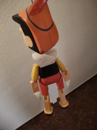 Juguete antiguo Muñeco de madera antiguo tipo Pino