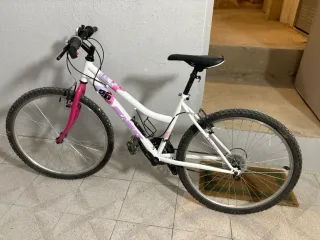 Bicicleta mediana blanca y rosa