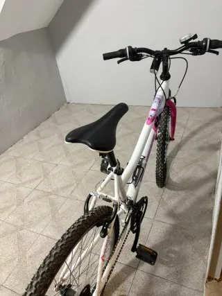 Bicicleta mediana blanca y rosa
