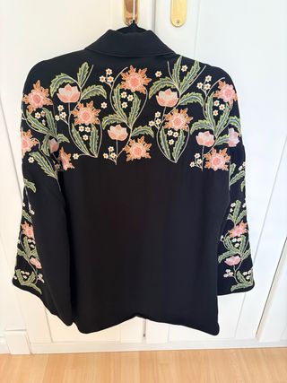 Chaqueta Zara bordada flores