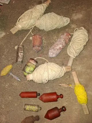 Herramientas de construcción: plomadas y barras