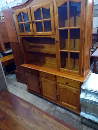 Mueble de salón de madera con vitrina