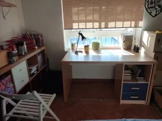 Escritorio con cajonera