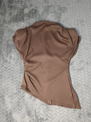 Top marrón asimétrico