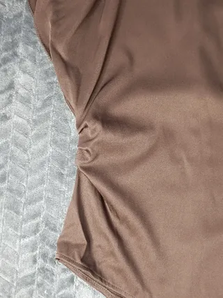 Top marrón asimétrico