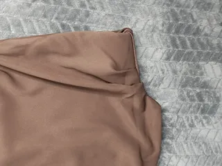 Top marrón asimétrico