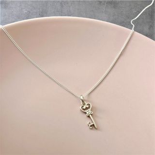 Collar de plata con colgante de llave