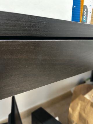 Escritorio marrón oscuro con cajones