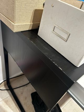 Escritorio marrón oscuro con cajones