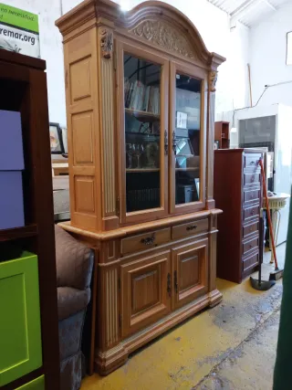 Vitrina de madera y cristal