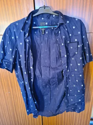 Camisa azul de manga corta con lunares