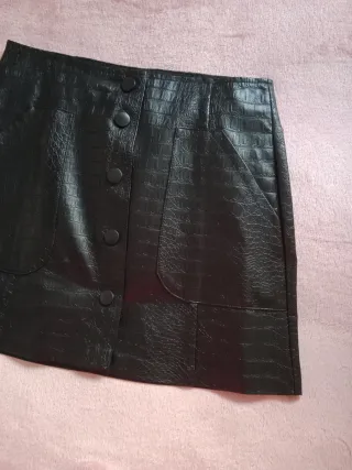 Falda corta negra efecto piel talla 40